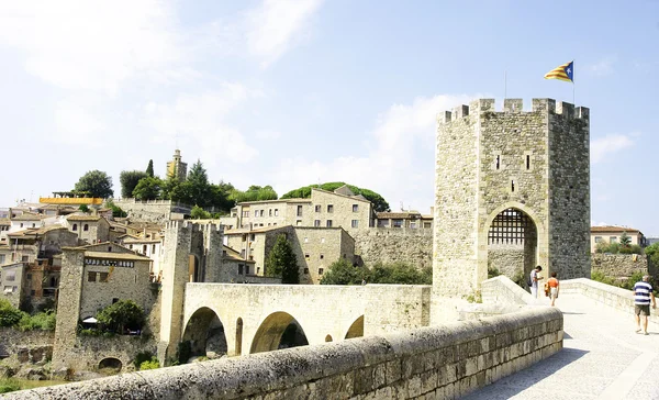 Castle and village of Besalu — Stock Photo, Image