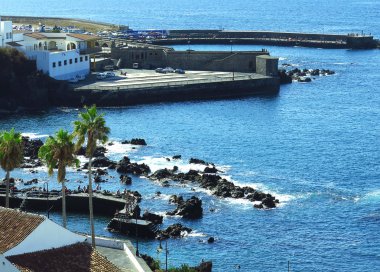 Liman, Puerto de la Cruz'daki içinde yüzme insanlar