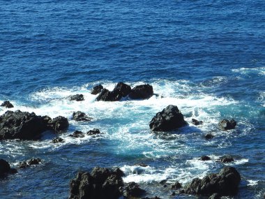 Dalgalar ve dalgalar bir fırtınada