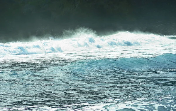 Olas y olas en una tormenta — Foto de Stock