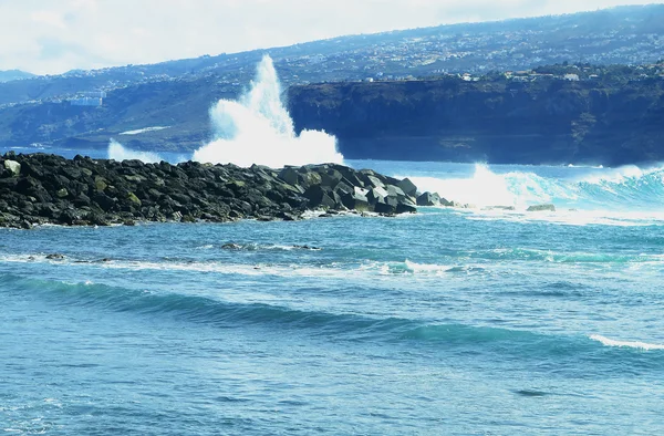 Waves and waves in a storm — Stock Photo, Image