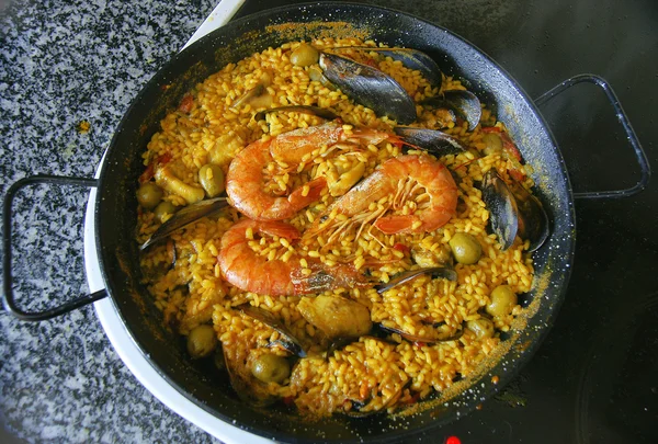 Paella Reis mit Garnelen — Stockfoto