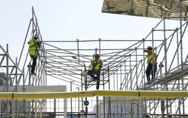 Trabajadores en un andamio — Foto de Stock