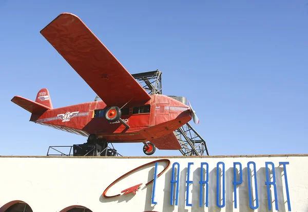 Vliegtuig beurs bij Tibidabo — Stockfoto