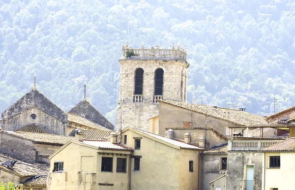 Torre campanaria e villaggio di Besalu — Foto Stock