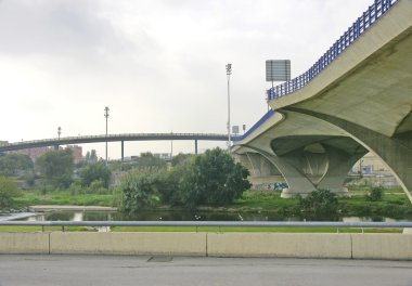 Nehir Besos üzerinde köprü