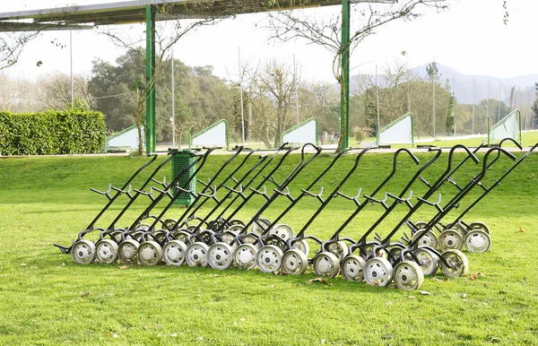 Carrinhos em um campo de golfe — Fotografia de Stock