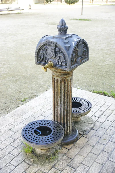 Fontana di acqua potabile in un quadrato — Foto Stock