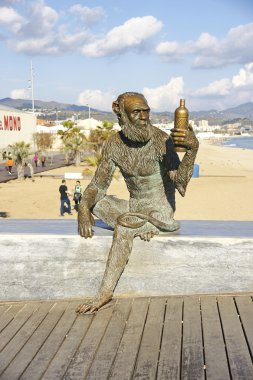 Maymun heykel adam şişe ile