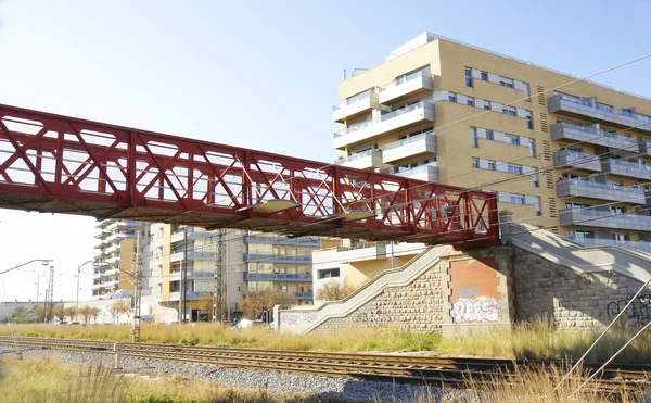 Ponte metallico sui binari ferroviari — Foto Stock