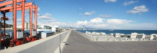 Panorámica del rompeolas de carretera y puerto — Foto de Stock