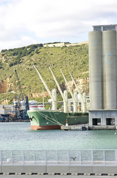 Cargueiro nos silos de uma doca no porto — Fotografia de Stock