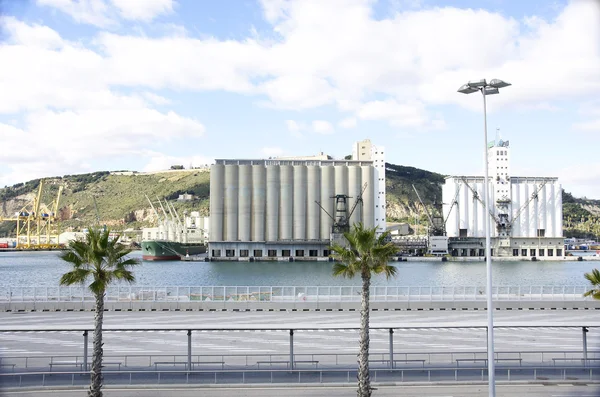 Edificio de almacenamiento en un muelle en el puerto — Foto de Stock