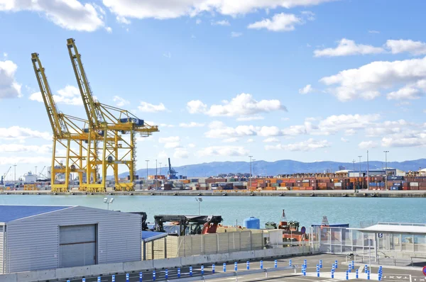 Kräne und Container an den Docks — Stockfoto