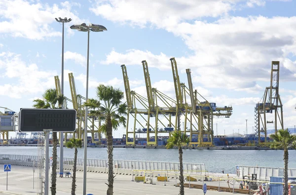Kräne und Container an den Docks — Stockfoto