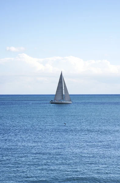 Zeilboot in de Middellandse Zee — Stockfoto