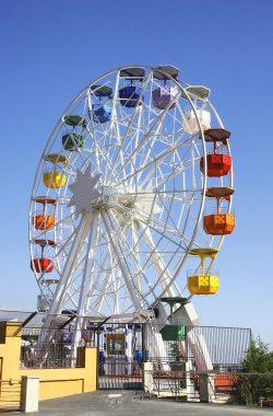 Lunaparkta dönme dolap.
