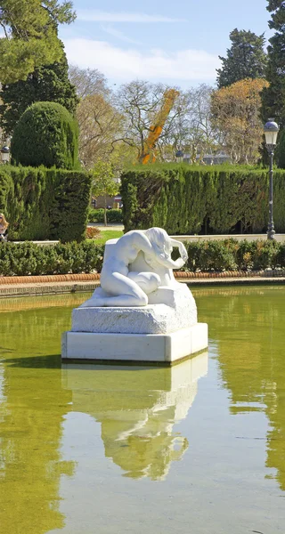 Skulptur in einem Teich im Park — Stockfoto