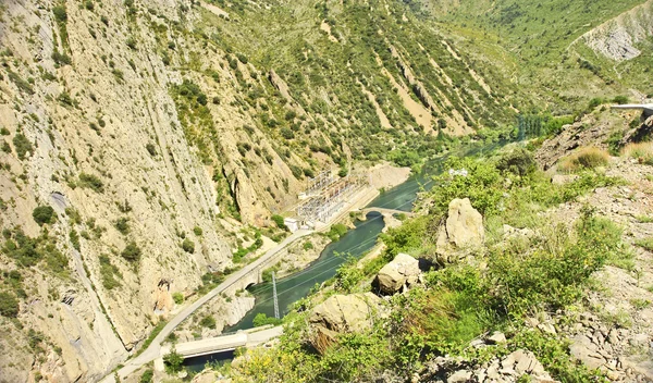 Ποτάμι με την γέφυρα και σταθμός παραγωγής ηλεκτρικού ρεύματος — Φωτογραφία Αρχείου