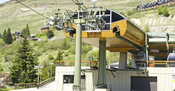 Telecabins lagras i Baqueira Beret — Stockfoto