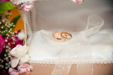 Alyans düğün buketi gelin yanındaki bagajda