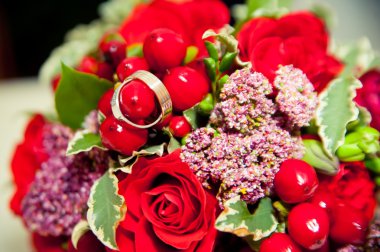 iki alyans yalan üzerine bir buket 