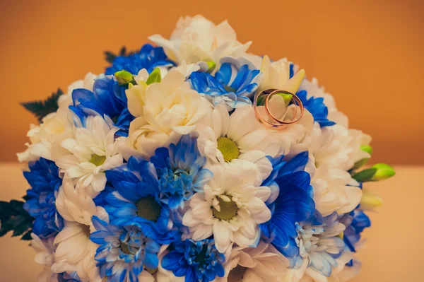 Wedding rings lie on a bouquet — Stock Photo, Image