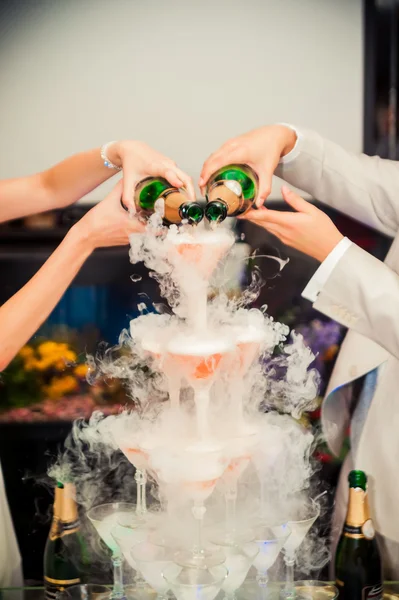 Mano vertida champán cuesta arriba de copas de vino y va a la s —  Fotos de Stock