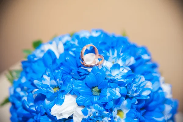 Wedding rings lie on a bouquet — Stock Photo, Image