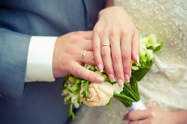 Dos manos con anillos de boda — Foto de Stock