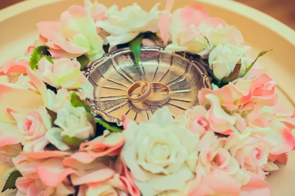 Dos anillos de boda se encuentran en el soporte para los anillos —  Fotos de Stock