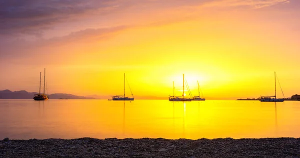 Hermoso amanecer en el mar Egeo. Barcos en la antigua bahía de la Península de Datca. — Foto de Stock