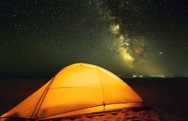 Zelten am Strand und fantastische Milchstraße lizenzfreie Stockbilder
