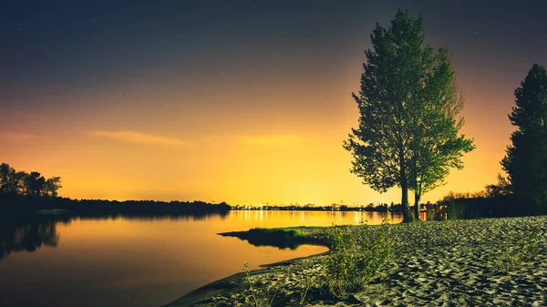 Paisaje nocturno en el río Dniéper, vista de Kiev — Foto de Stock