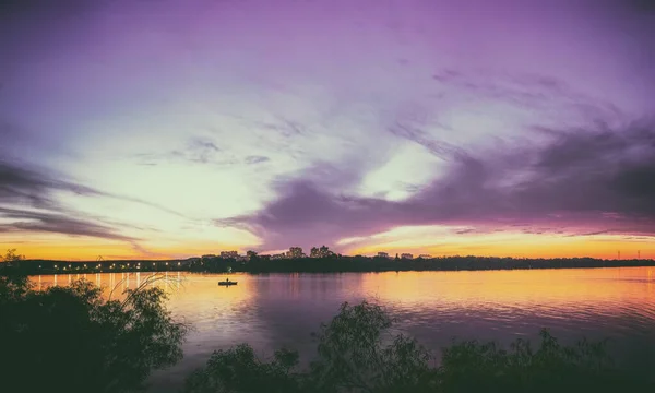 Paisaje nocturno en el río Dniéper, vista de la ciudad de Vyshgorod —  Fotos de Stock