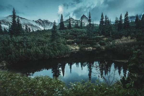 Lago místico nos Tatras Cárpatos, horror — Fotografia de Stock