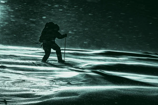 Bergsteiger kämpft mit schlechtem Wetter in den Winterbergen, Horror — Stockfoto