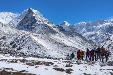Dağcılar, 6189 m, Nepal 'deki Imja Tepesi Dağı' na tırmandılar..