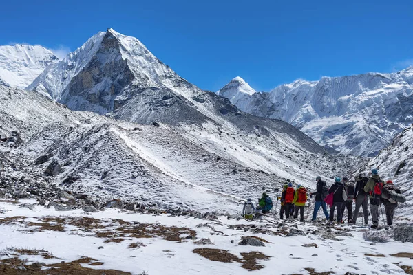 登山者爬上尼泊尔Imja Tse山顶，海拔6189米. 图库图片