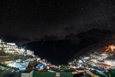 Güzel yıldızlı gökyüzü altında Sherpa köyü Namche Bazar, Nepal, Himalaya
