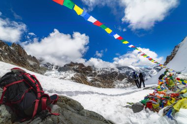 Himalaya dağlarındaki Budda bayrakları Cho La geçidi, 5420 metre, Nepal