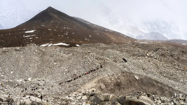 Massen von Wanderern auf dem Weg zum Everest-Basislager, Nepal — Stockfoto