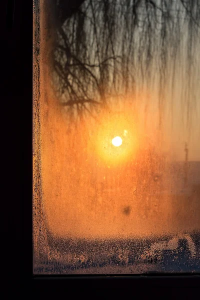 Amanecer de invierno en la ventana sucia —  Fotos de Stock
