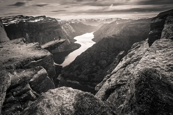 People on rocks harsh Norway — Stock Photo, Image