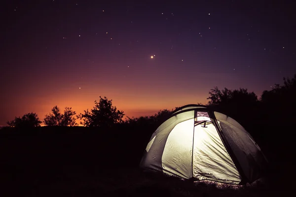 星の下でテントの中での発光 — ストック写真