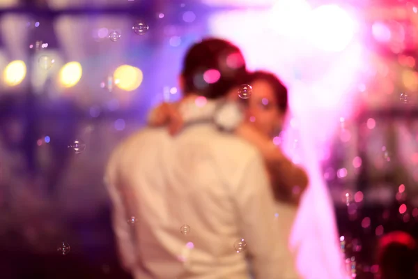 Bela dança de casamento em bolhas de sabão — Fotografia de Stock