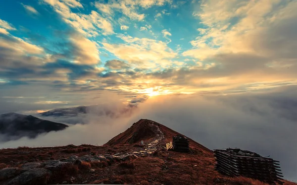 Zonsondergang op de grens van Slowakije en Polen — Stockfoto