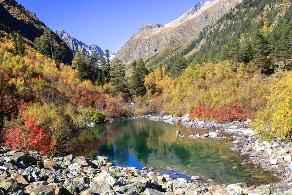 Pietra in un tranquillo lago di montagna — Foto Stock