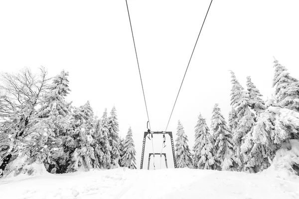 Skilift in einem Skigebiet — Stockfoto