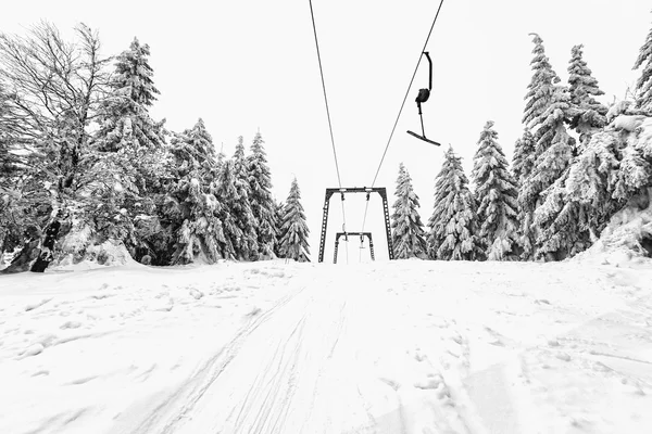 Wyciąg narciarski w ośrodku narciarskim — Zdjęcie stockowe